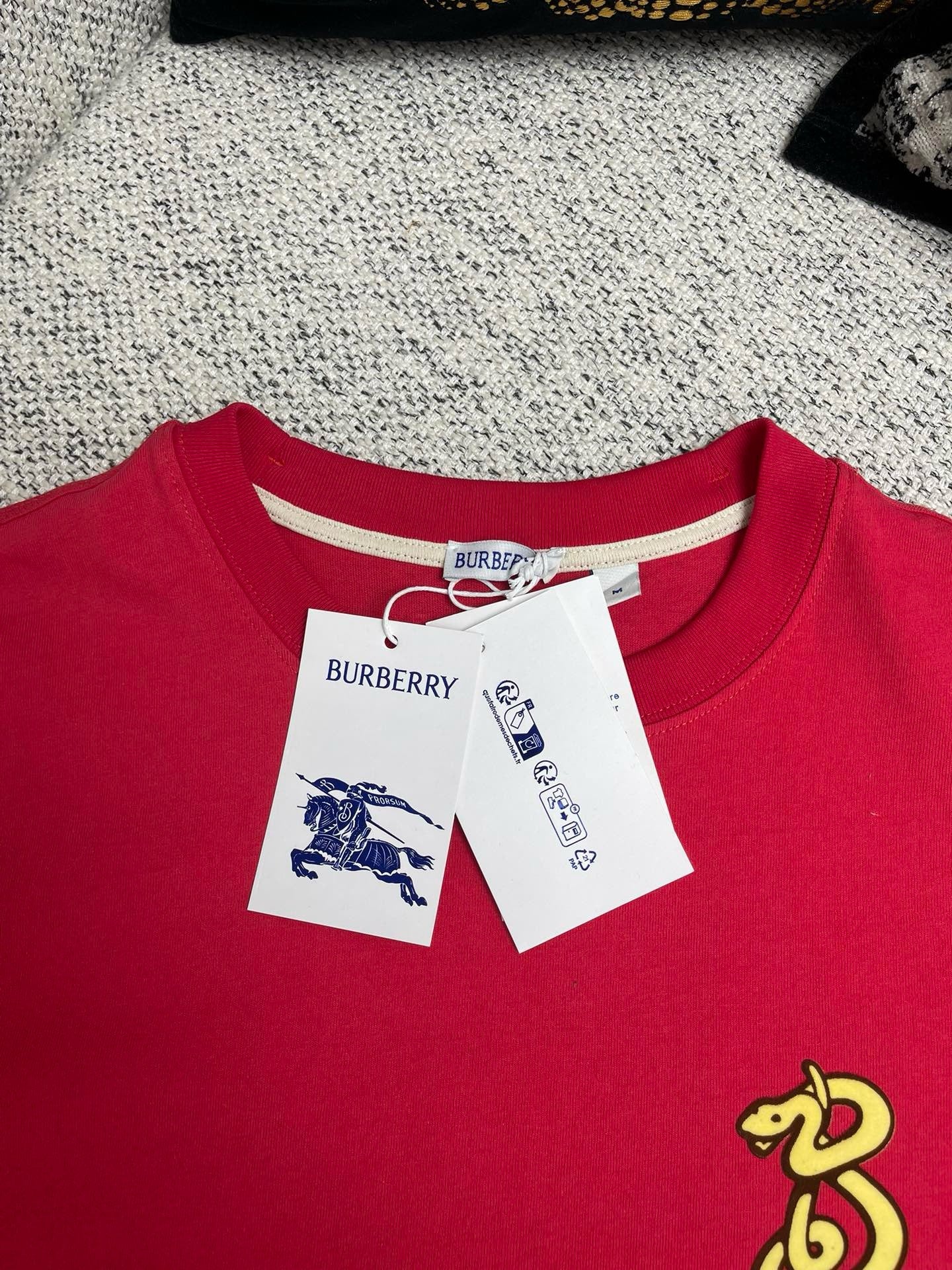 rotes und beiges T-Shirt