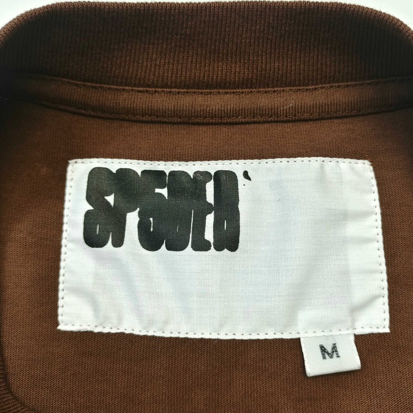 Braunes T-Shirt