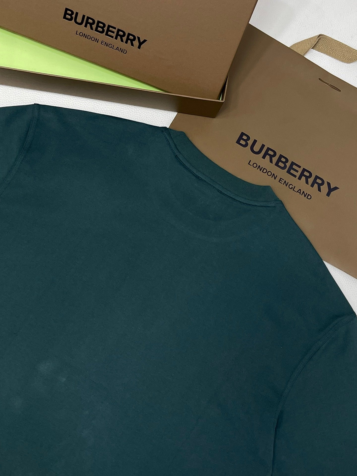 Schwarzes, weißes, grünes und blaues T-Shirt