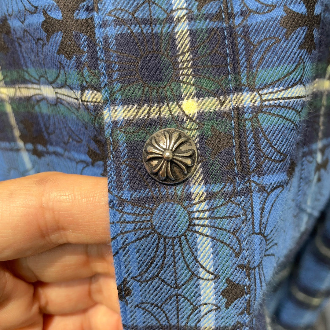 Camisa azul y negra