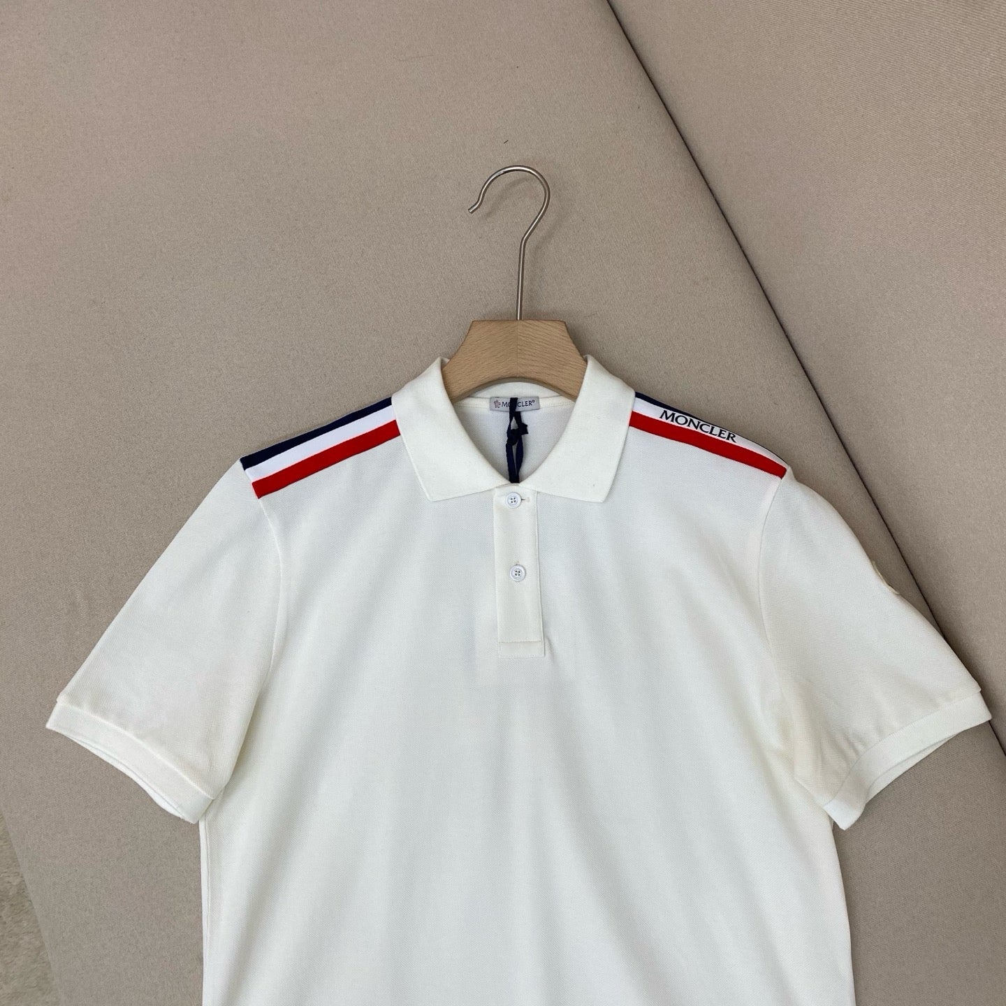 Camiseta blanca y negra
