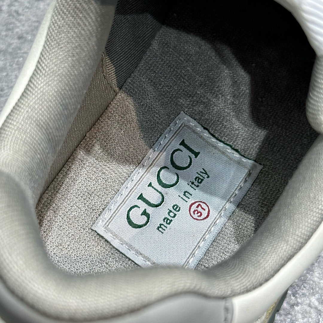 Weißgraue Schuhe