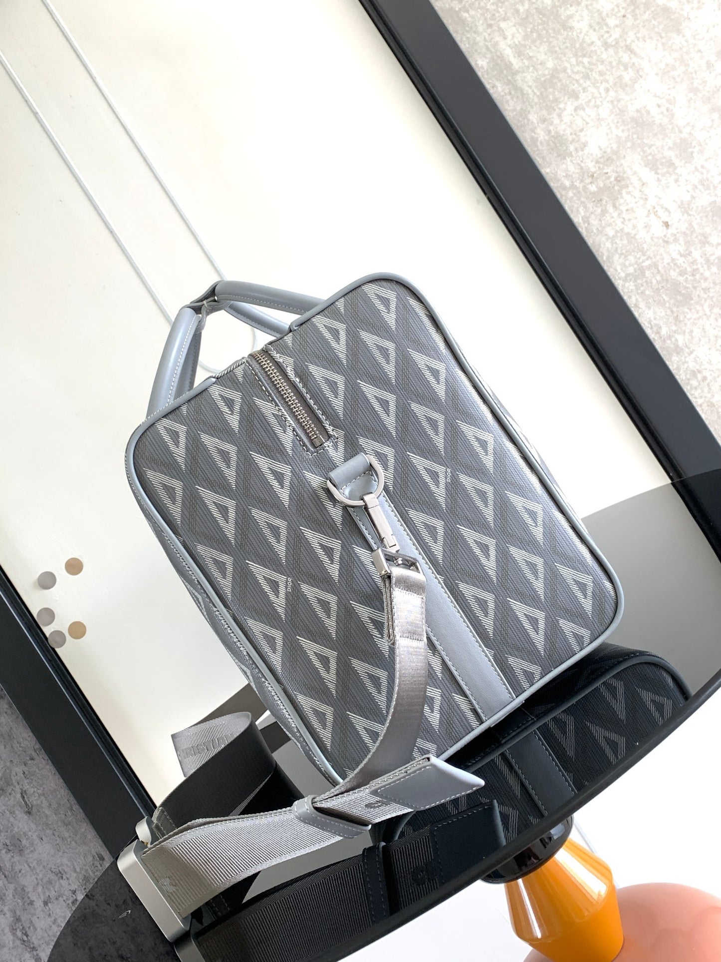Bolso gris y negro