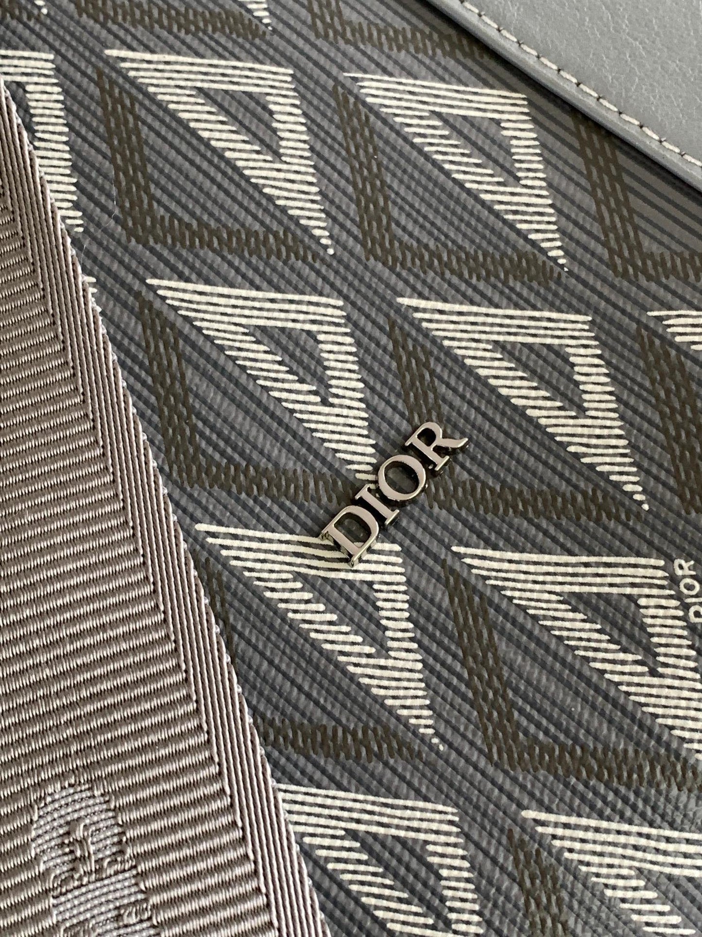 Bolso gris y negro