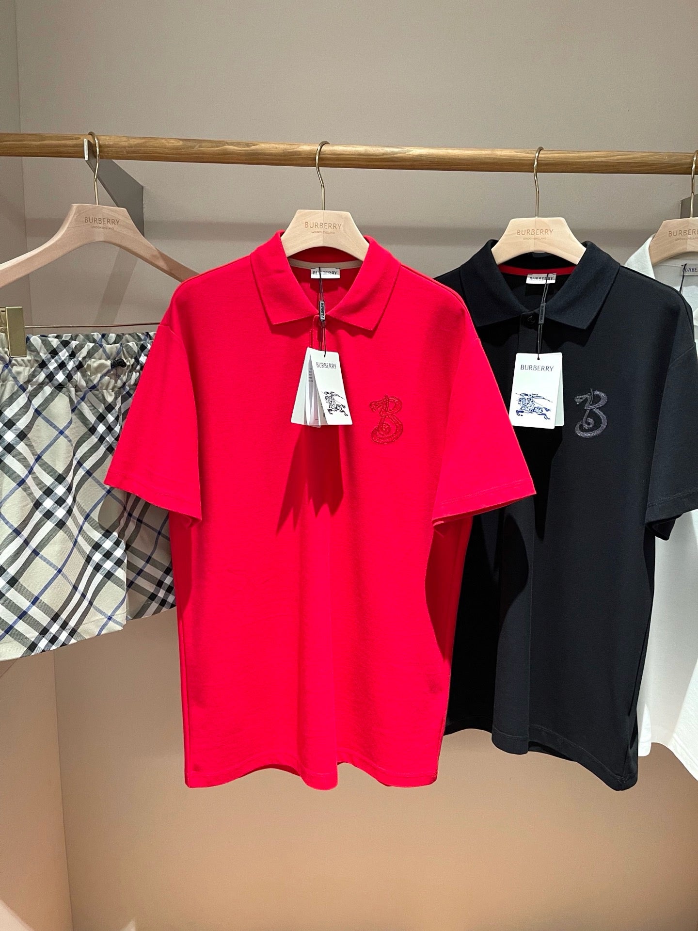 Rotes und schwarzes T-Shirt