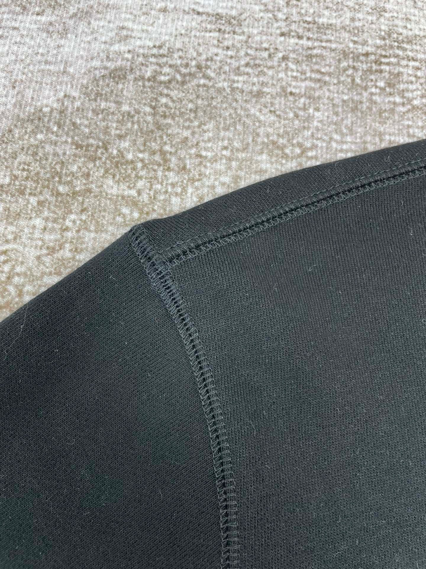 سويت شيرت أبيض وأسود
