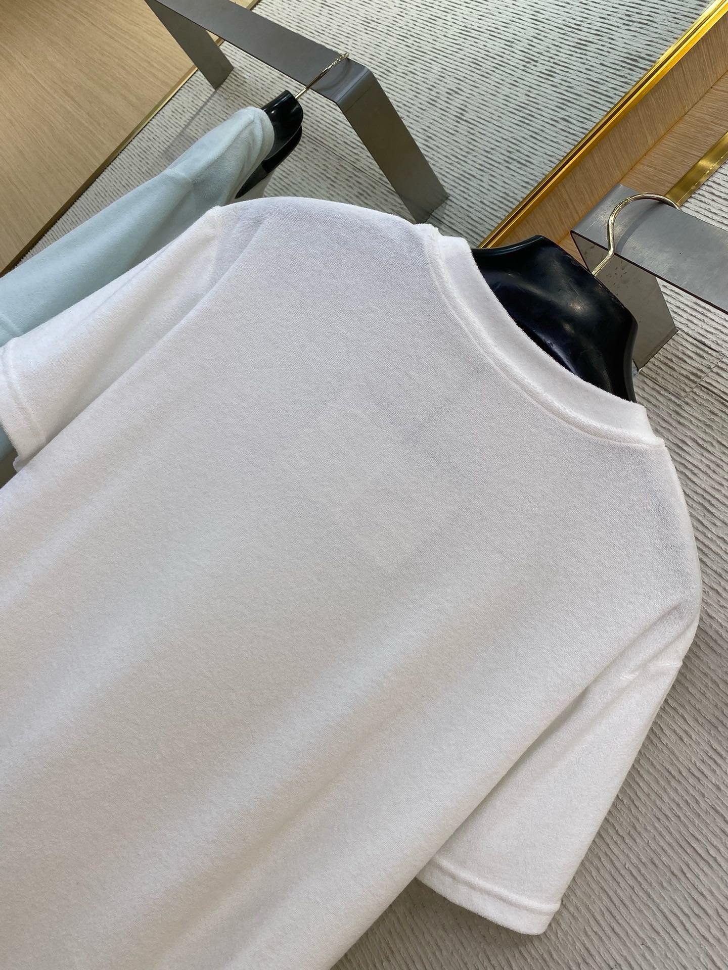Camiseta blanca y azul