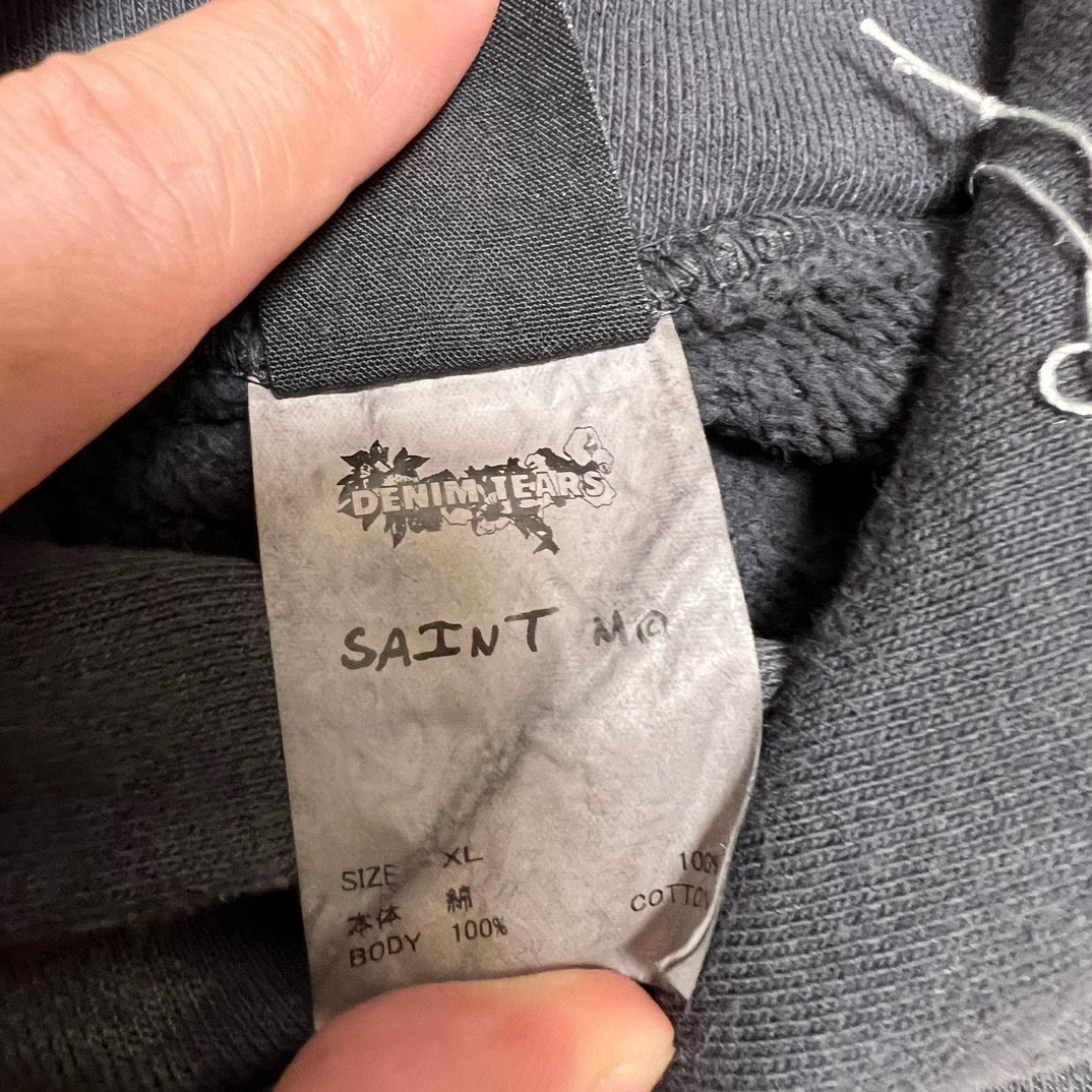 جارزة سوداء بقبعة شتوية
