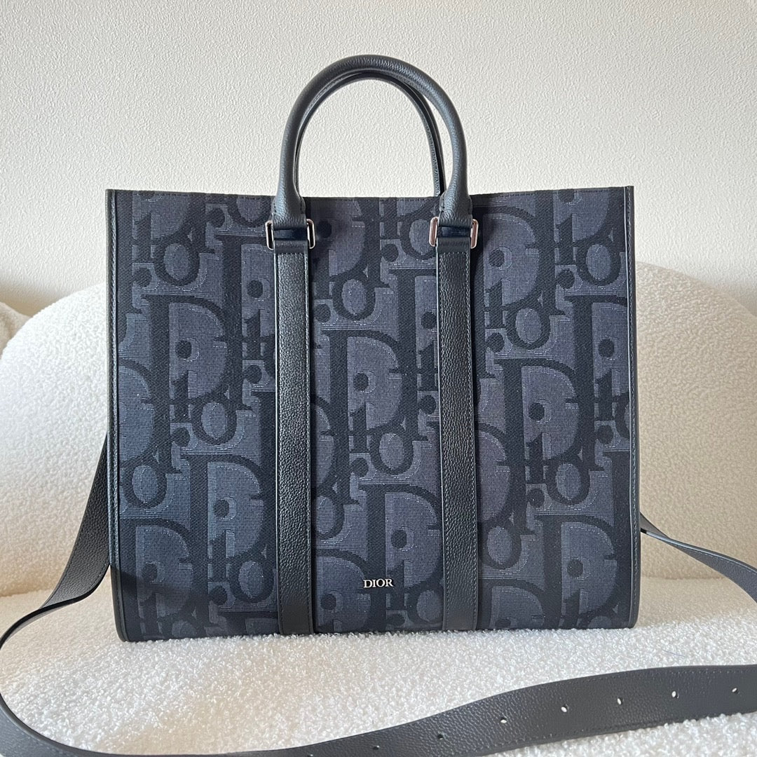 Blaue und schwarzgraue Tasche