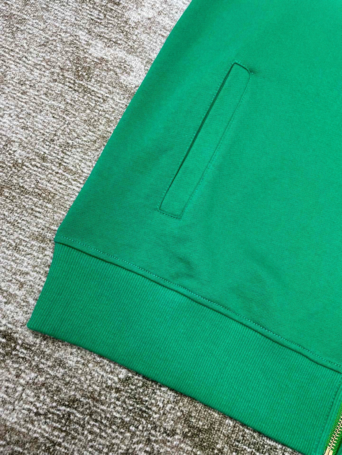 Chaqueta roja y verde