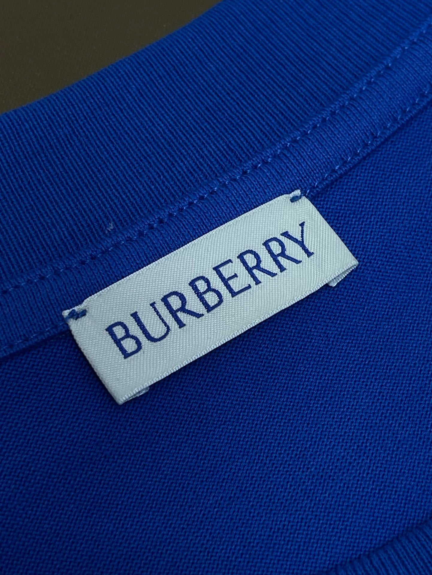 Schwarzes, weißes, grünes und blaues T-Shirt