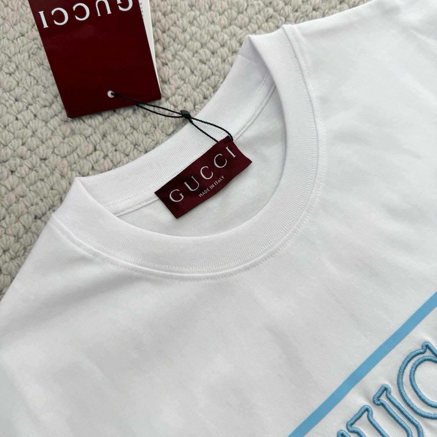 Schwarz-weißes T-Shirt