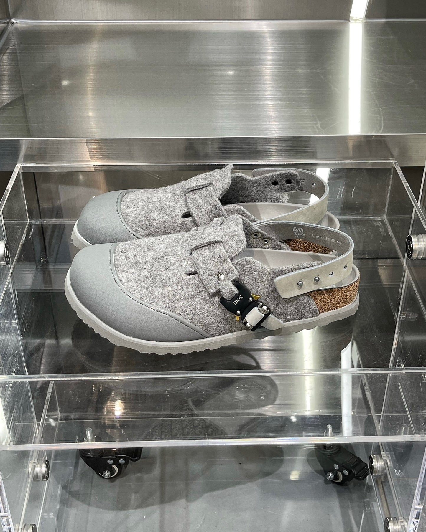 Schwarze, graue und cremefarbene Schuhe