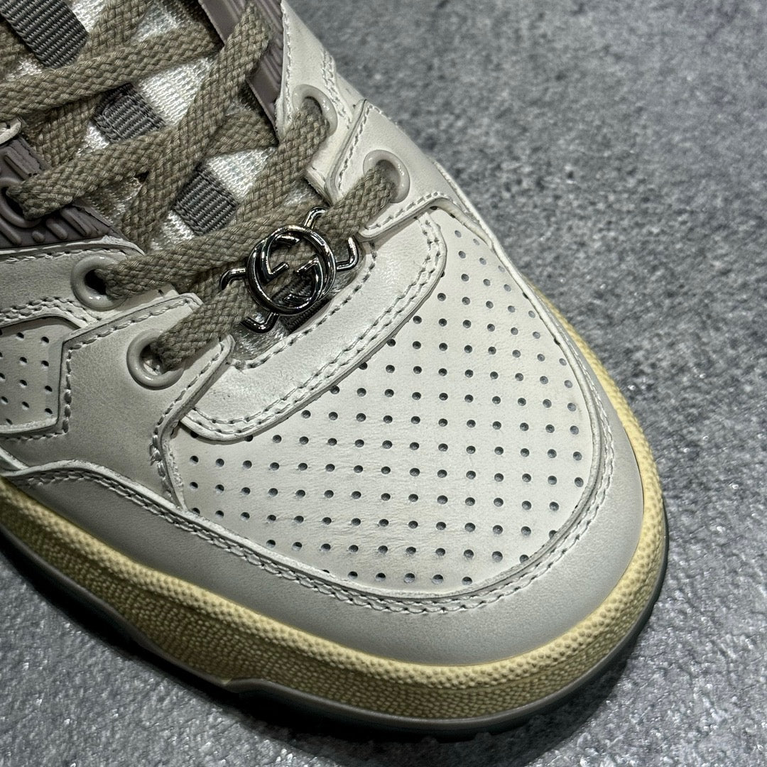 Weißgraue Schuhe
