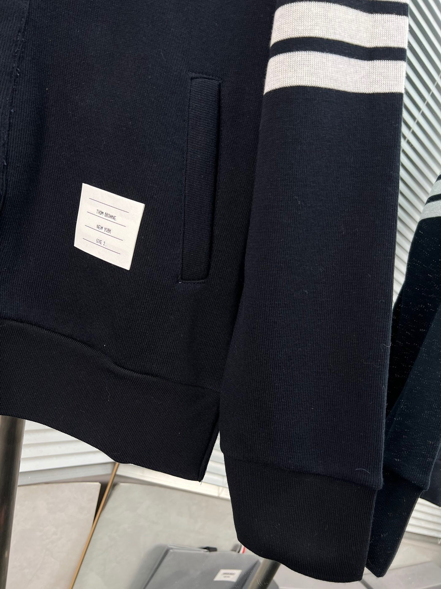 Graue und dunkelblaue Jacke