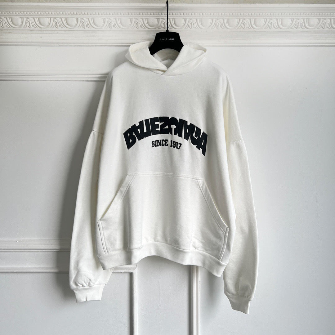 Sudadera con capucha en blanco y negro
