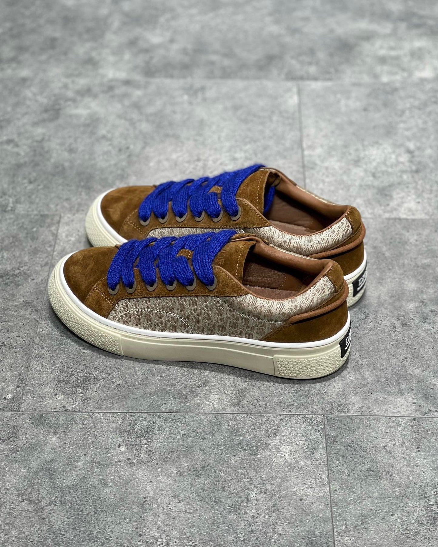 Mehrfarbige Schuhe