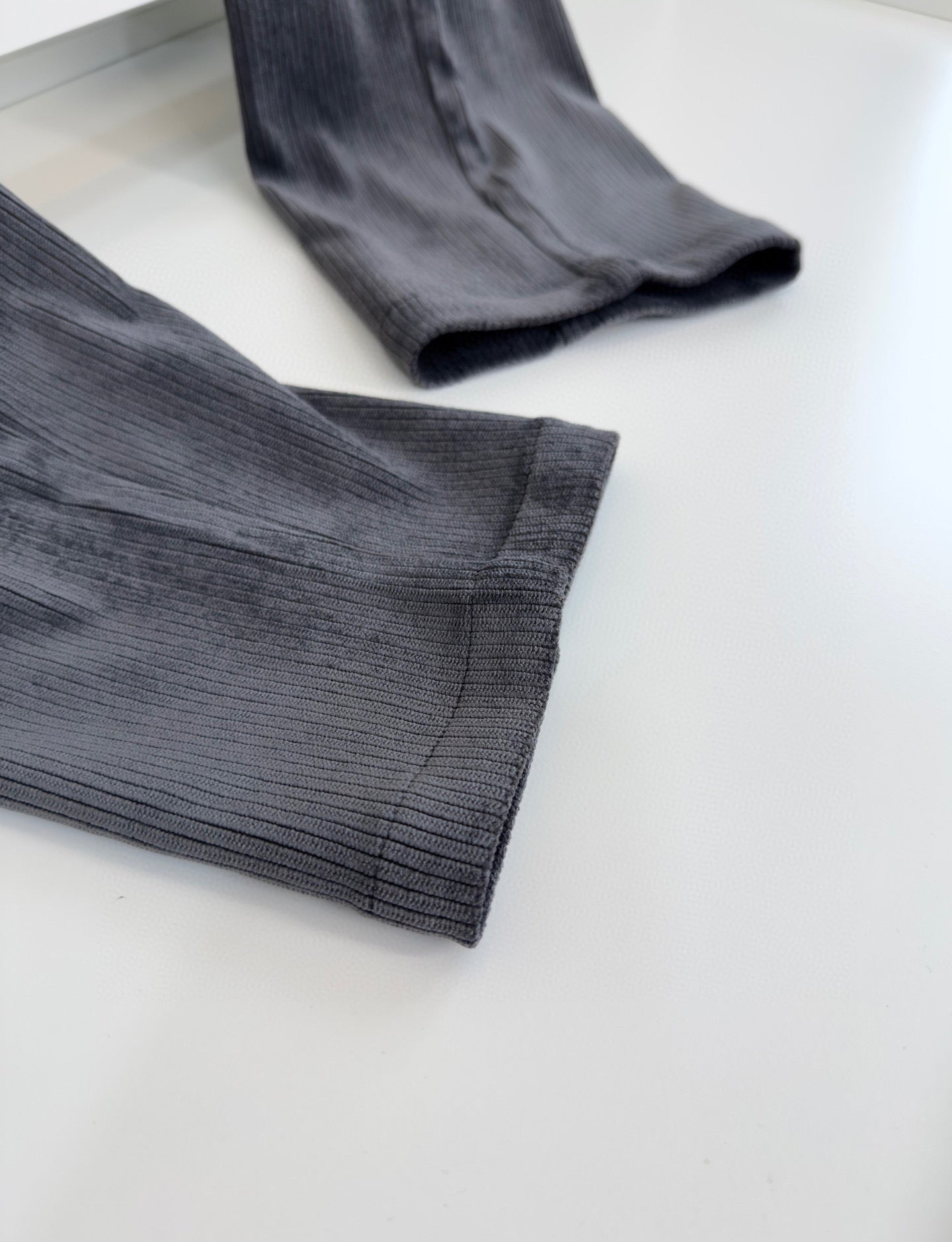 Dunkelblaue und schwarze Hose