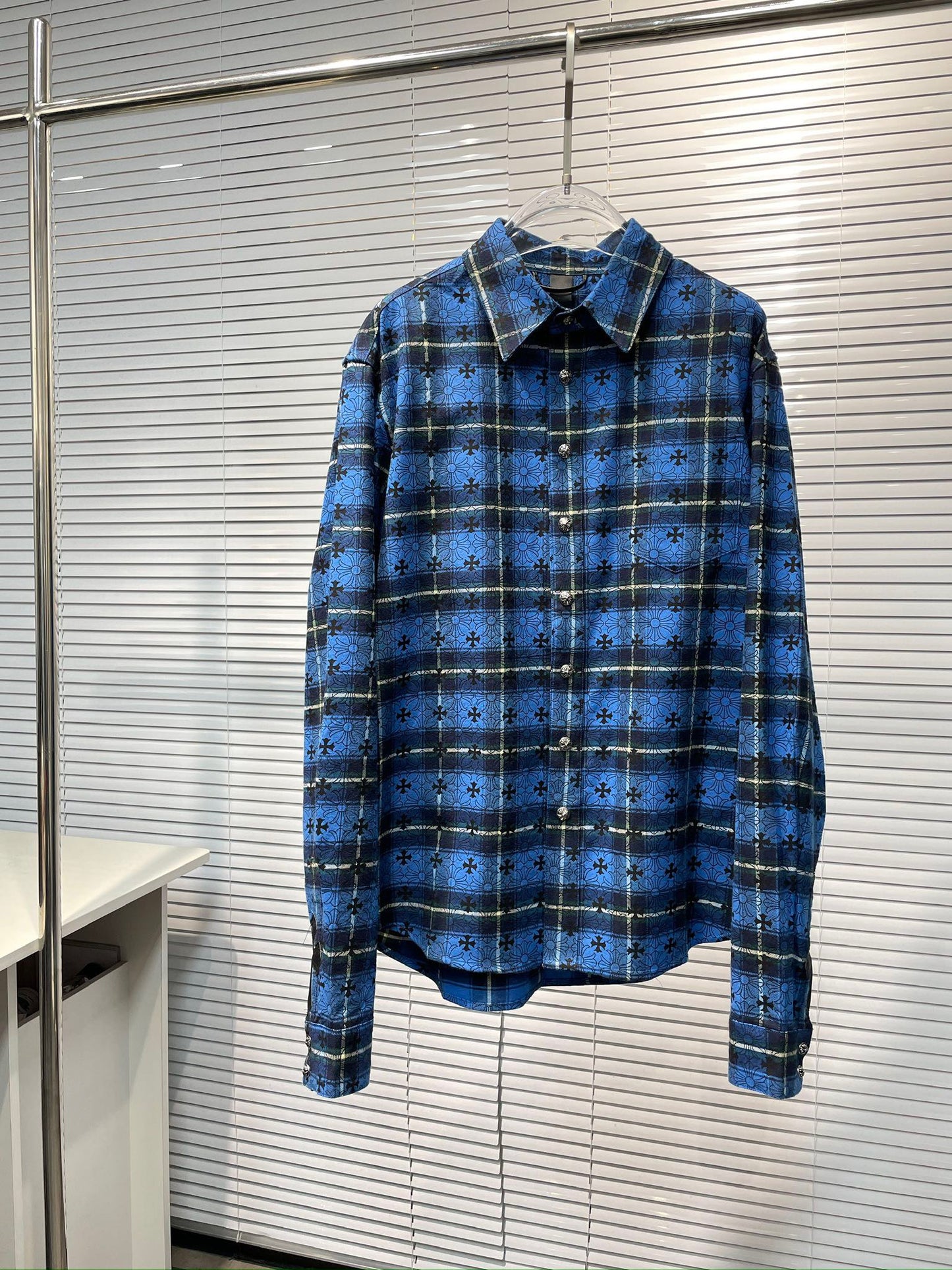 Camisa azul y negra