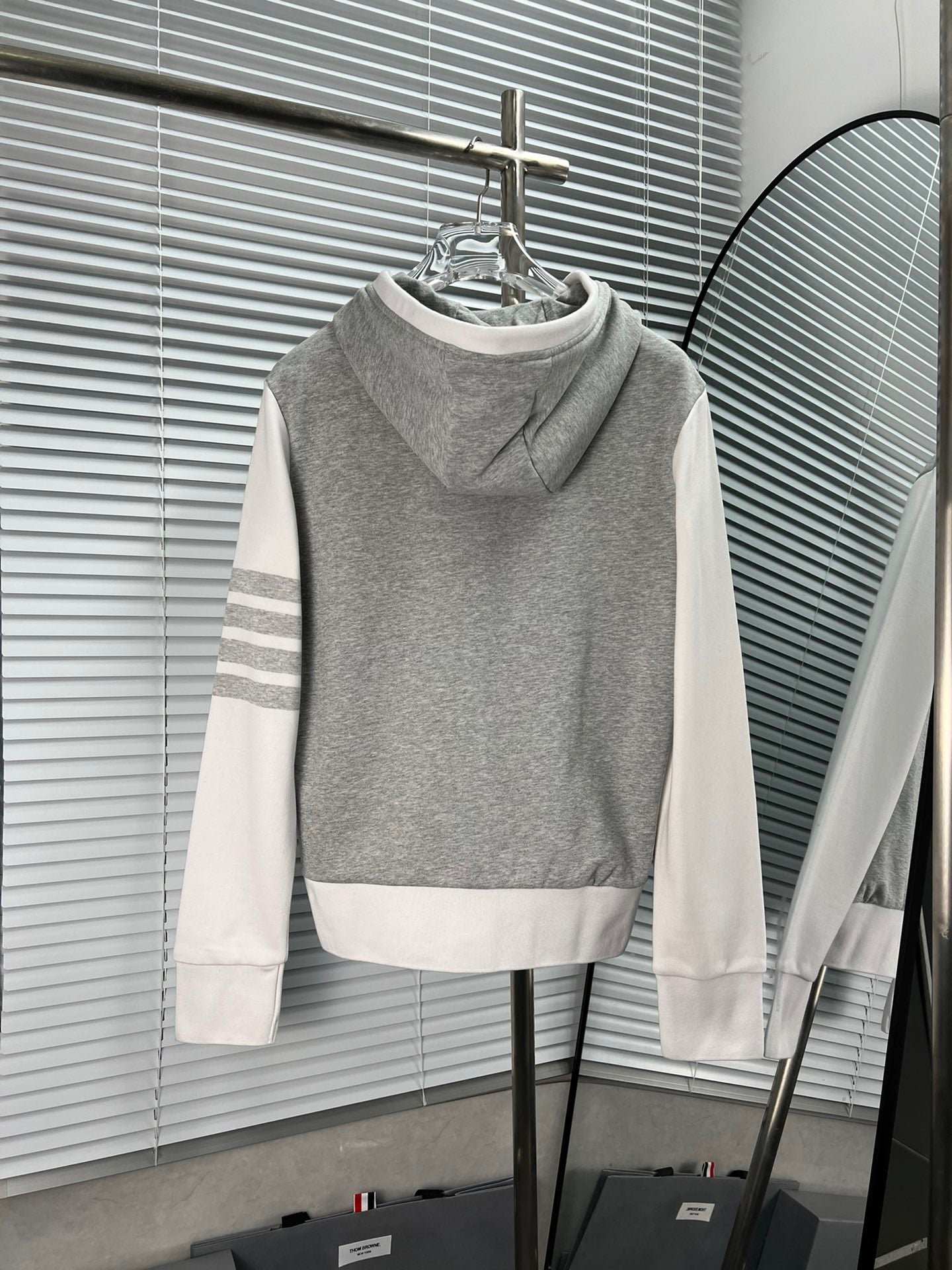 Sudadera con capucha gris y blanca