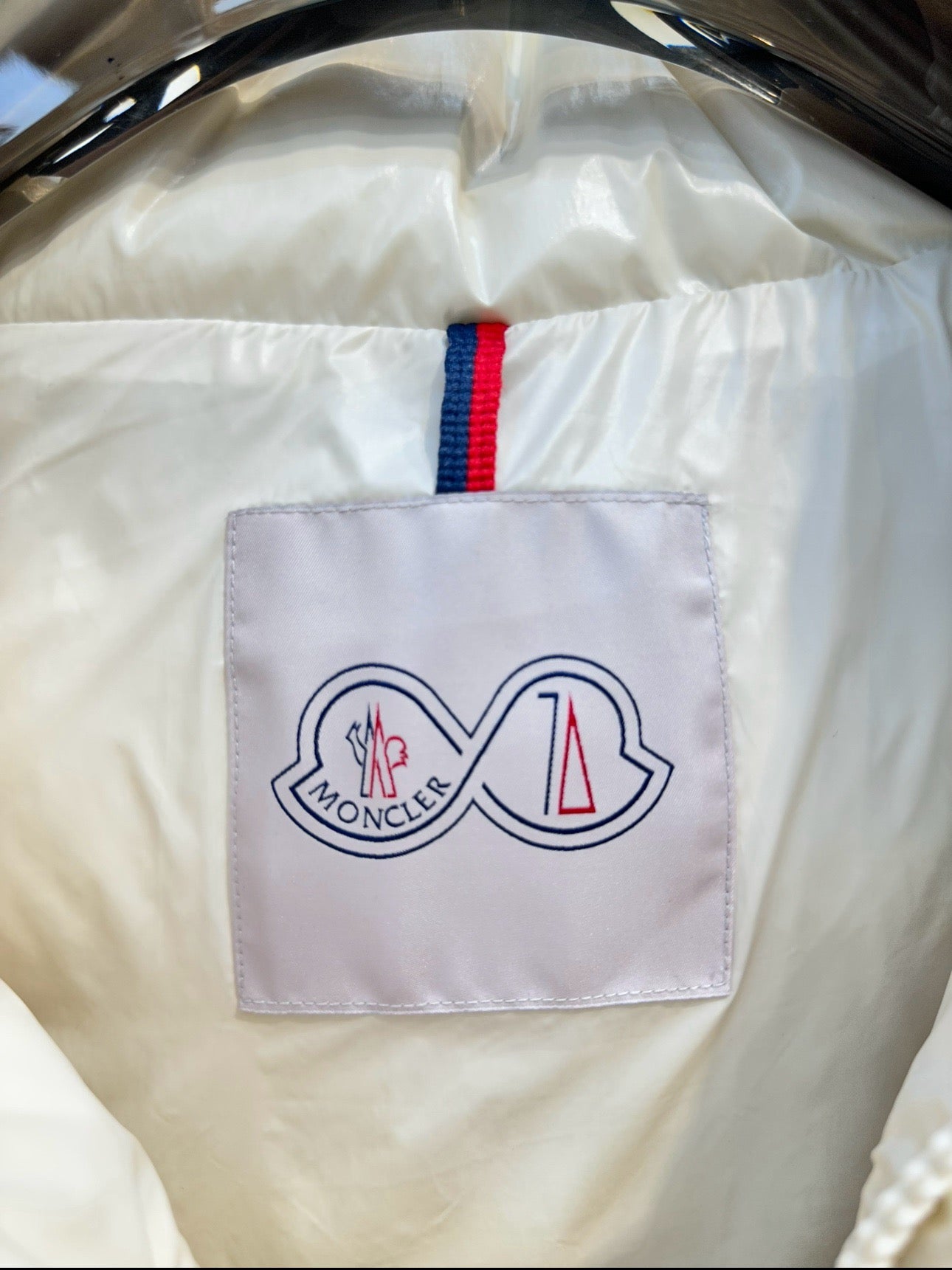 Chaqueta blanca y negra