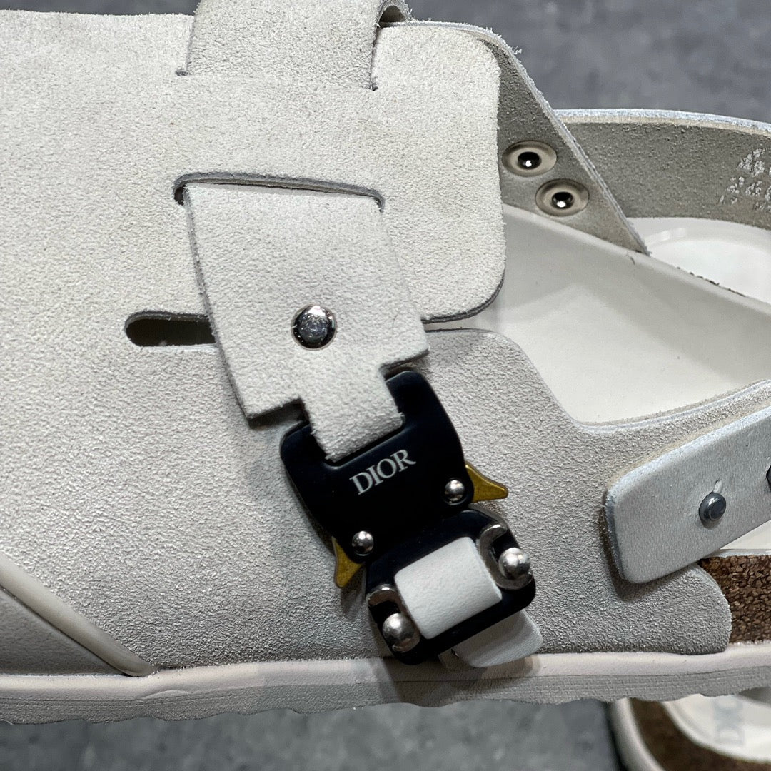 Schwarze, graue und cremefarbene Schuhe