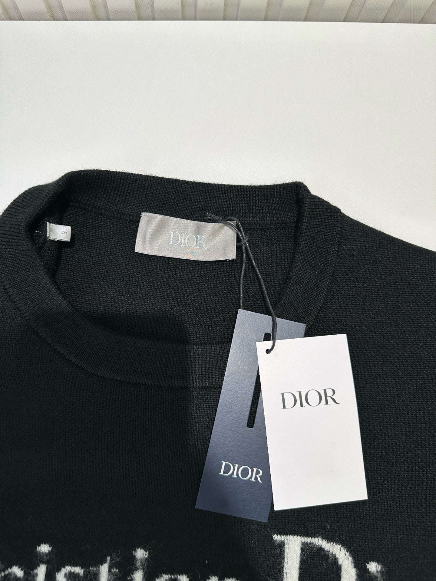 Schwarzes und himmelblaues Sweatshirt