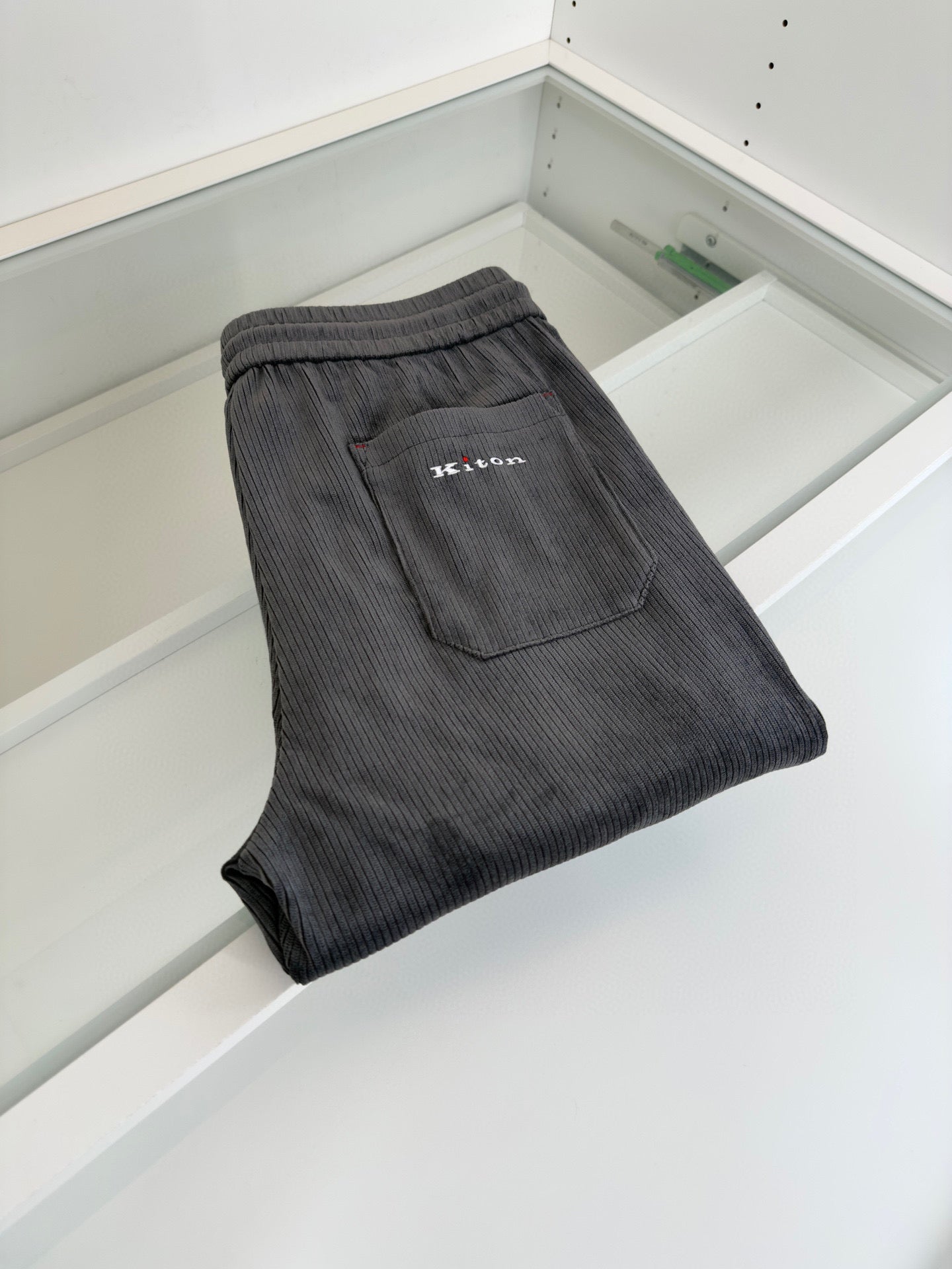 Dunkelblaue und schwarze Hose