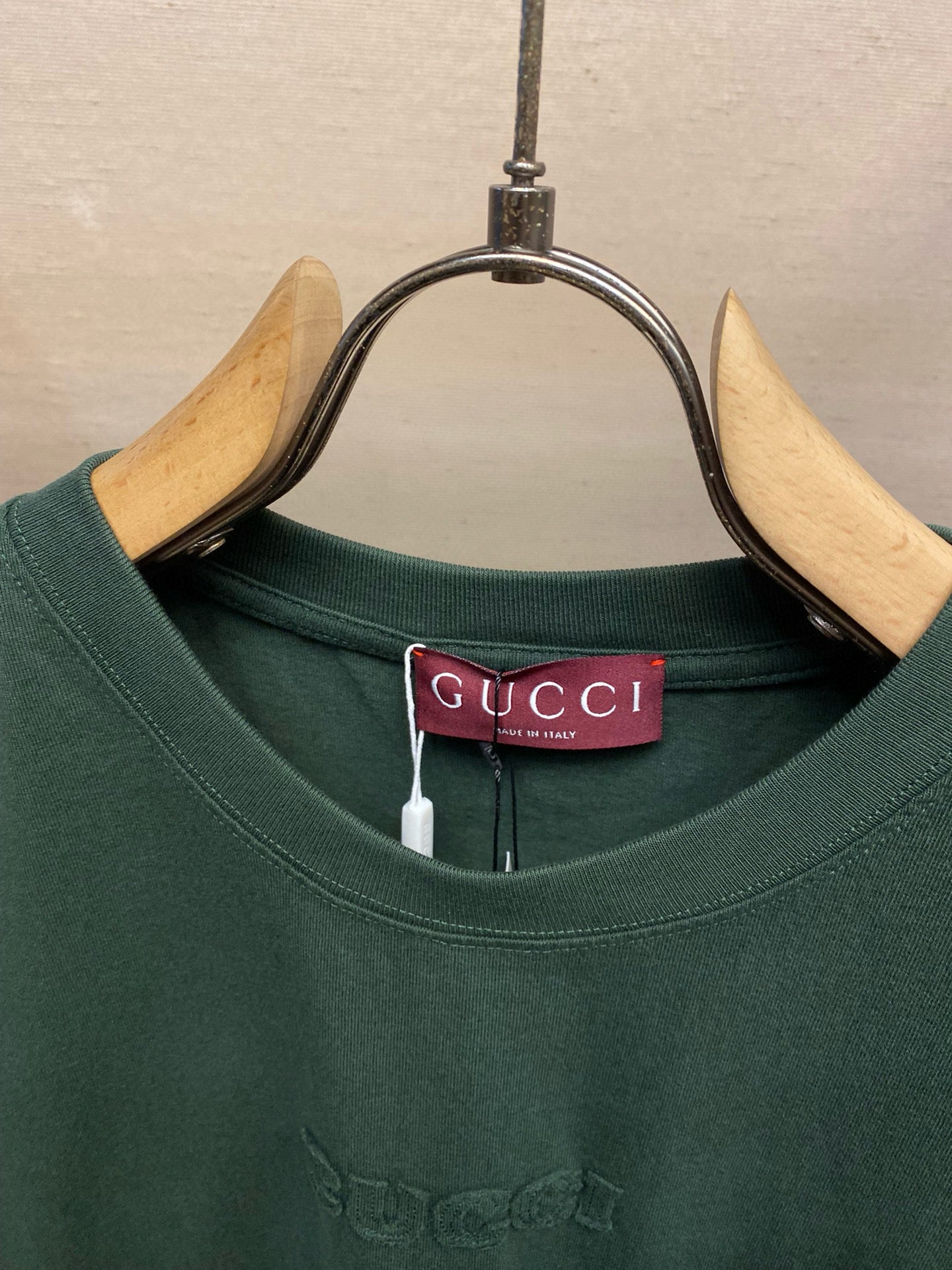 Schwarzes und grünes T-Shirt
