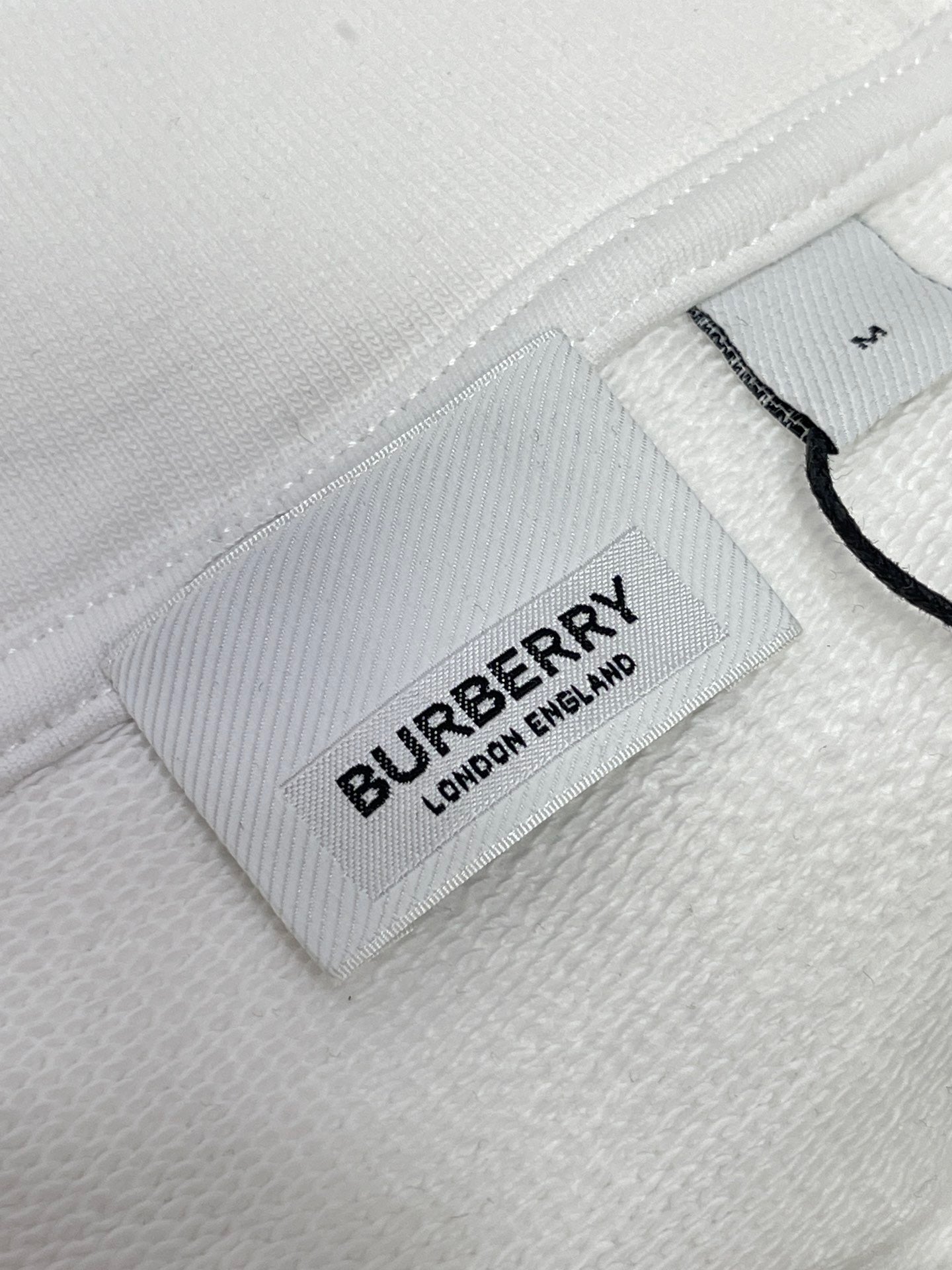 Sudadera con capucha en blanco y negro