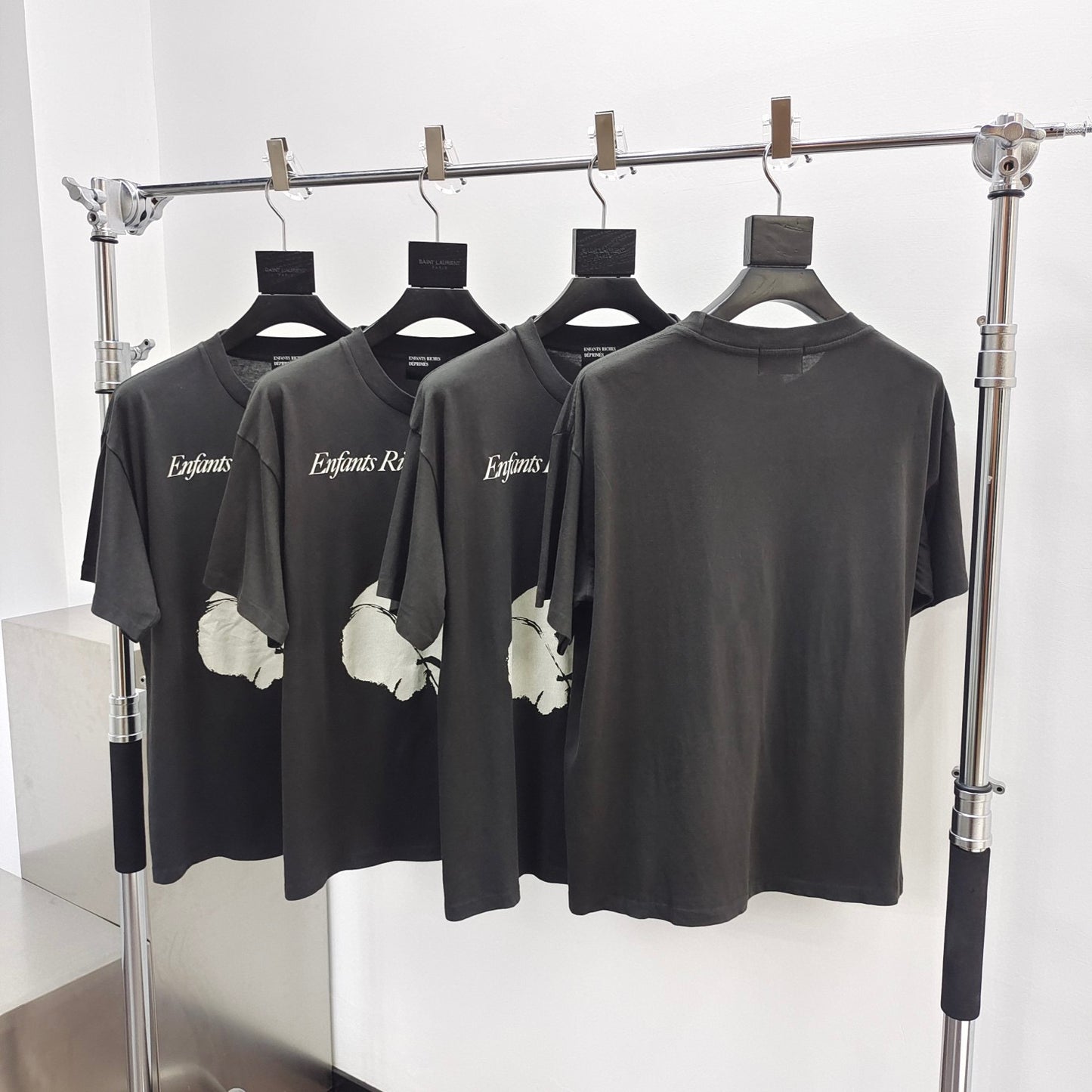 camiseta negra