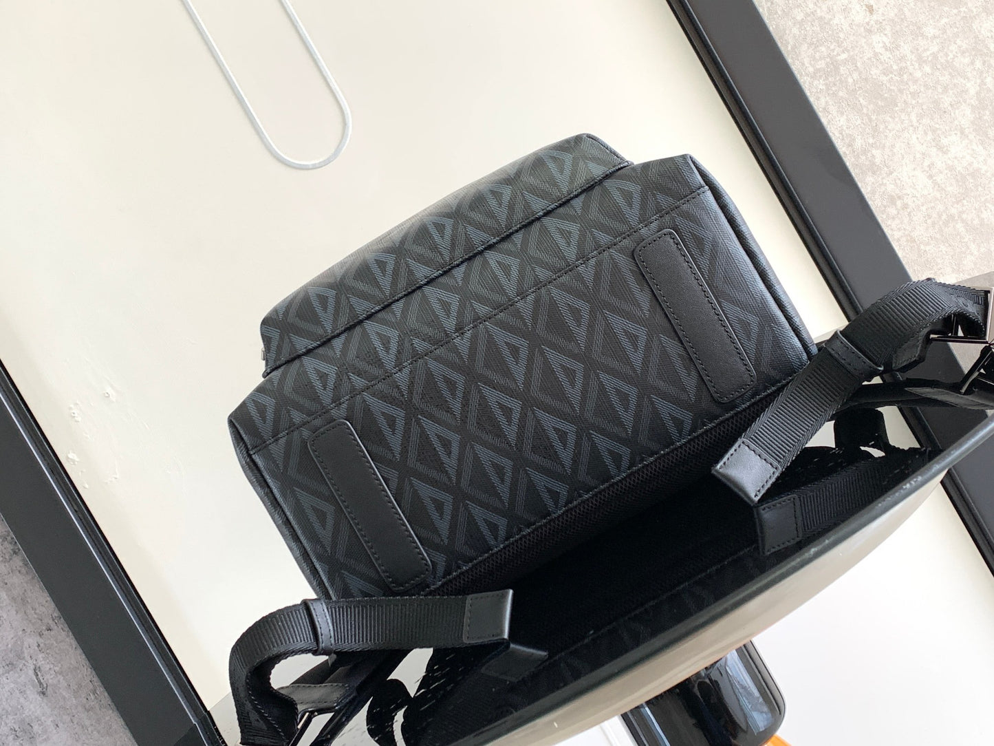 Schwarze und graue Tasche