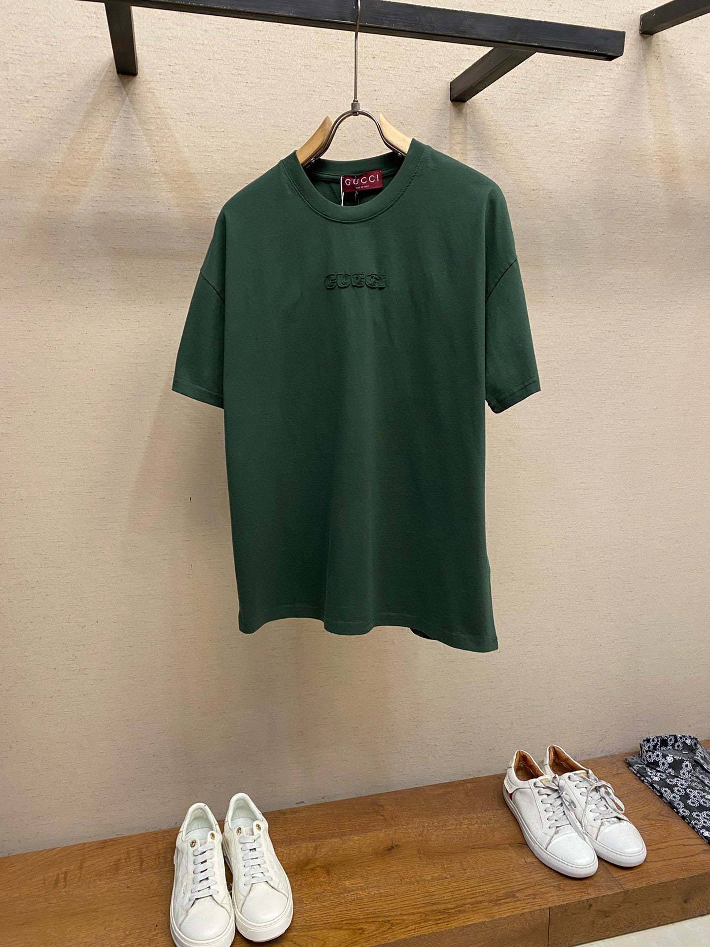 Schwarzes und grünes T-Shirt