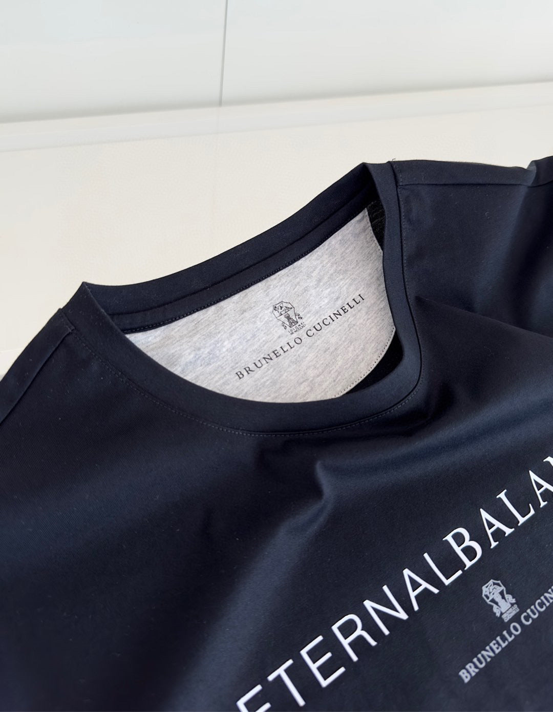 Schwarz-weißes T-Shirt