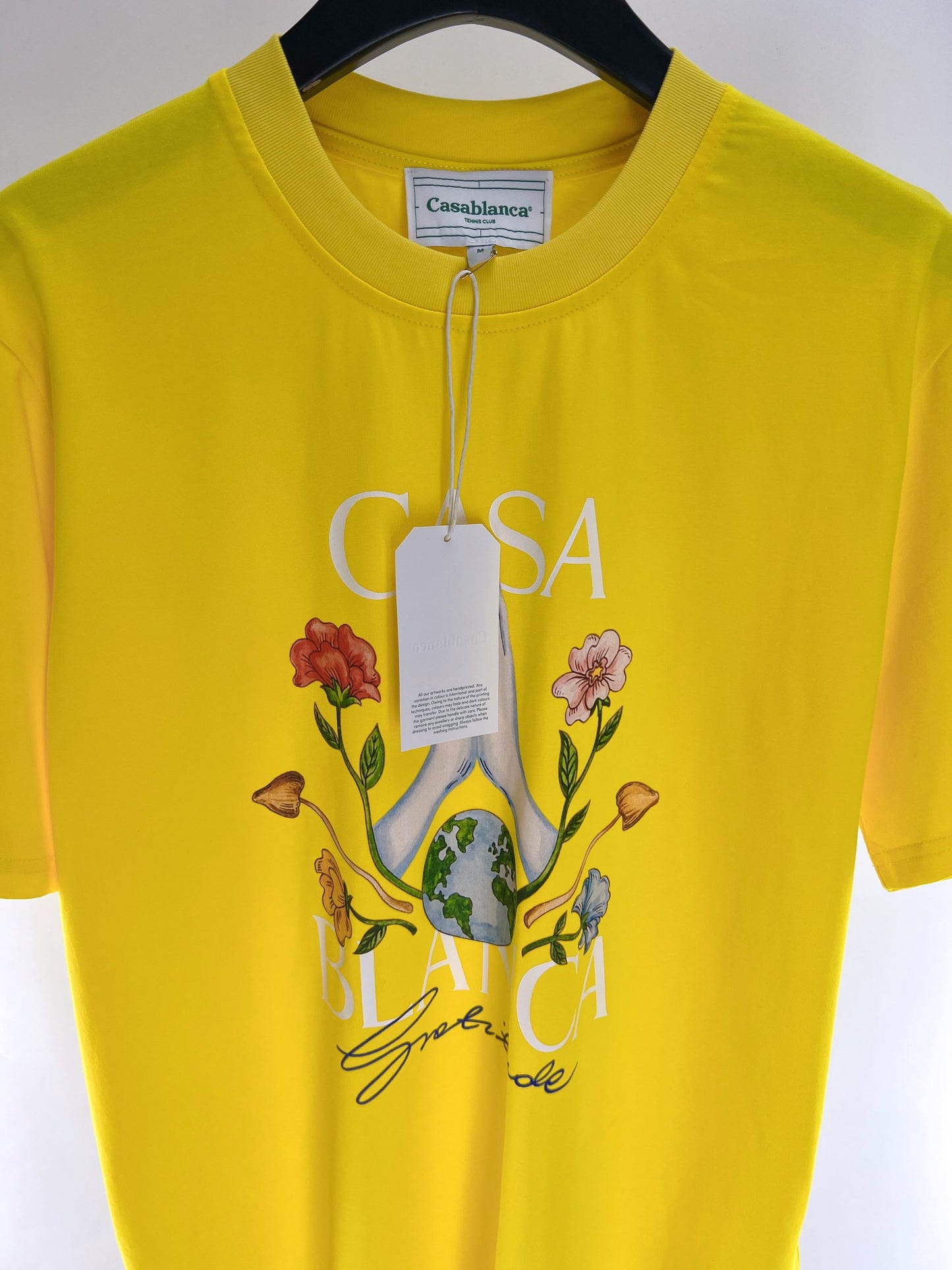 Blaues und gelbes T-Shirt
