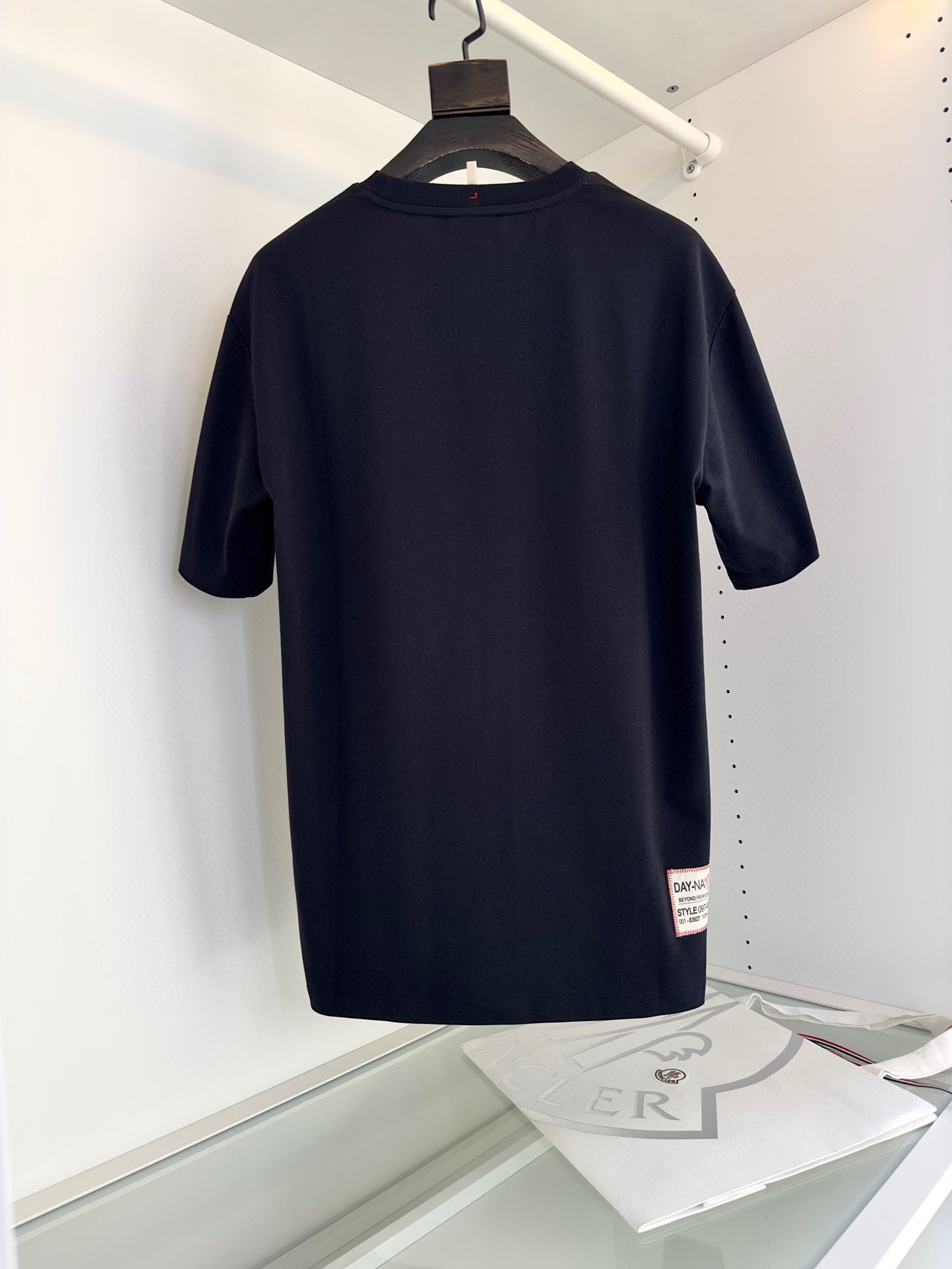 Camiseta negra y blanquecina