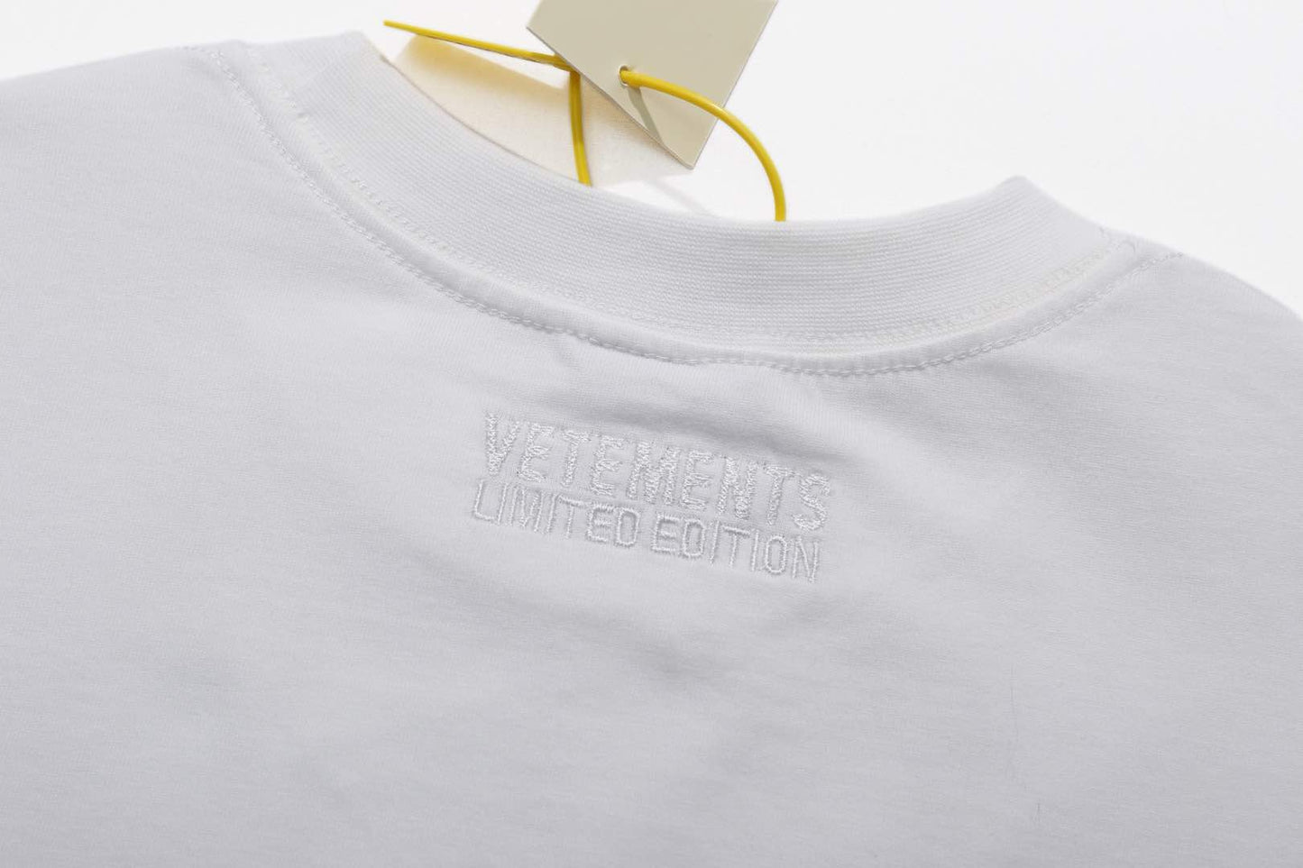 Weißes und schwarzes T-Shirt