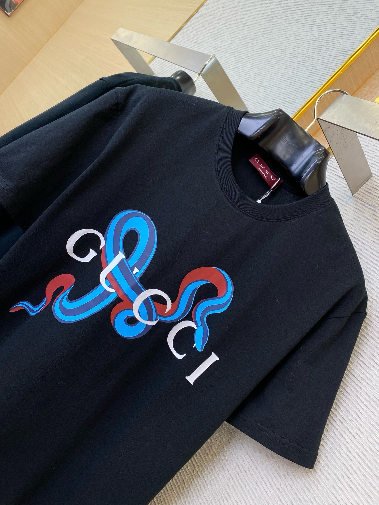 Schwarzes und graues T-Shirt