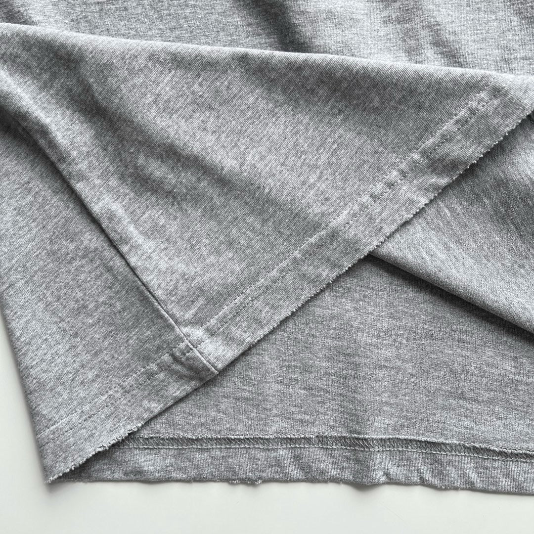 camiseta gris