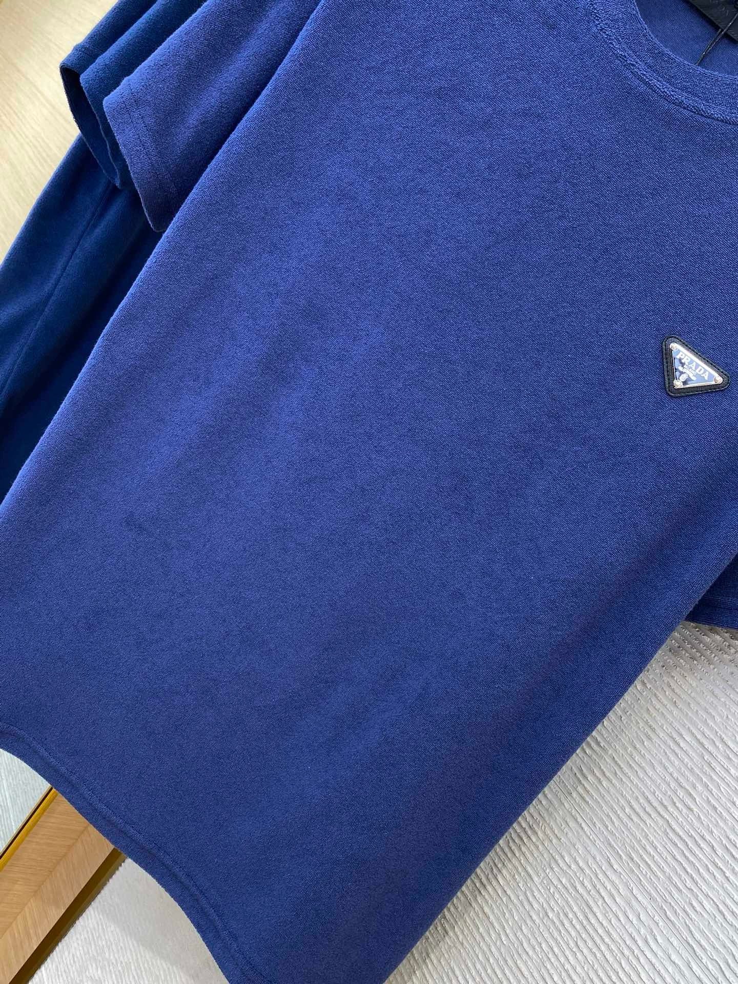 Camiseta blanca y azul
