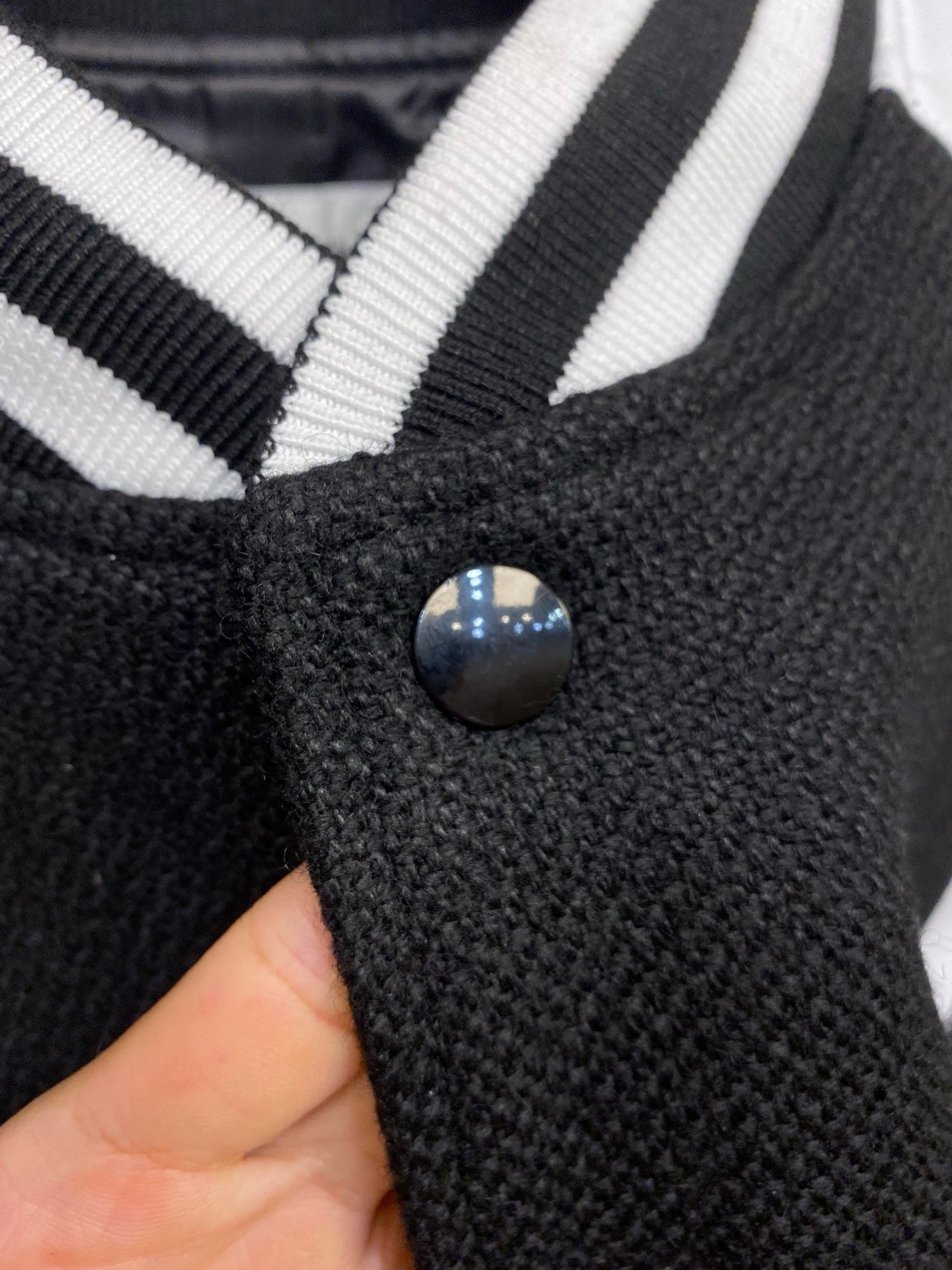 Chaqueta blanca y negra