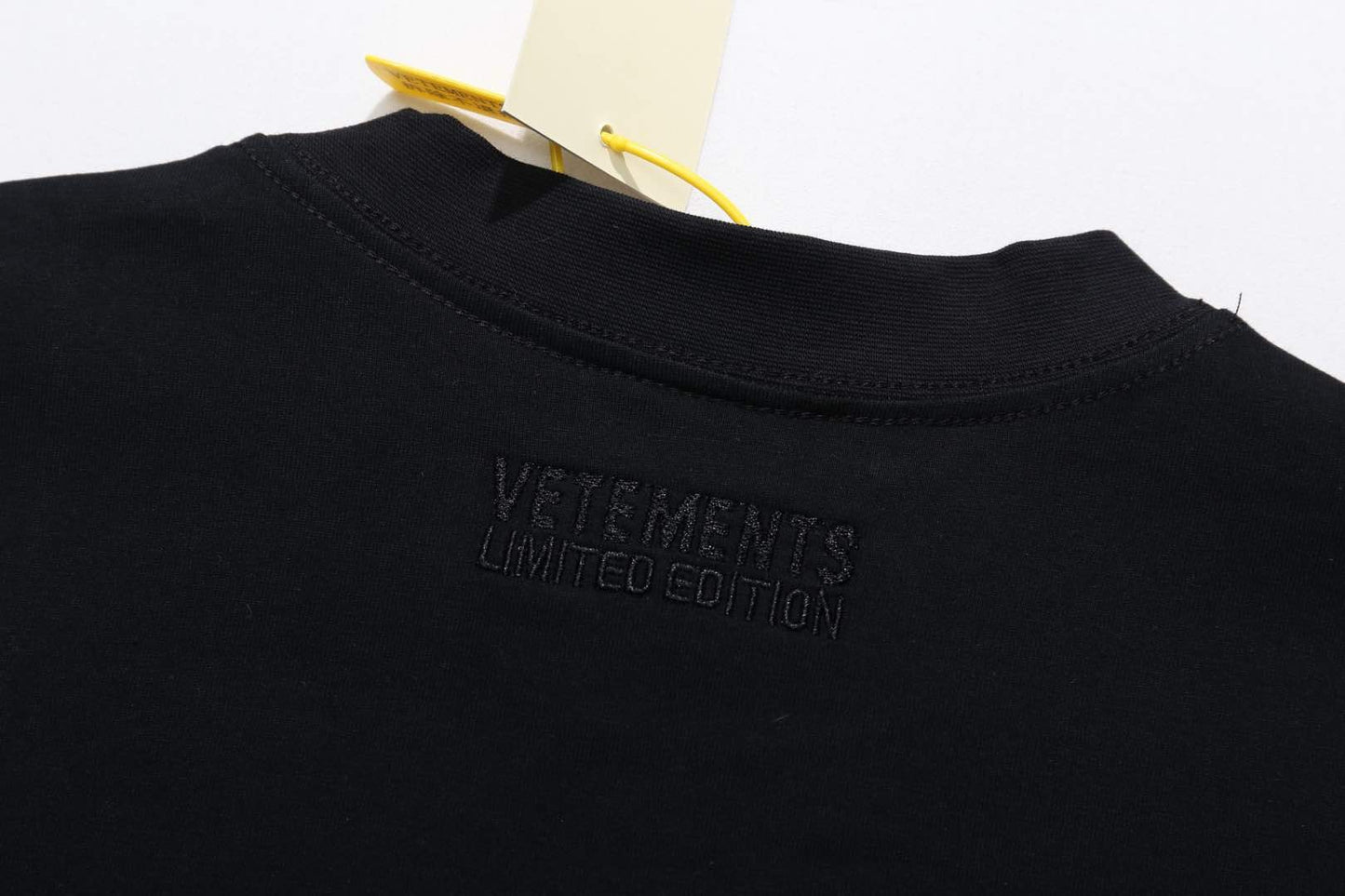 Weißes und schwarzes T-Shirt