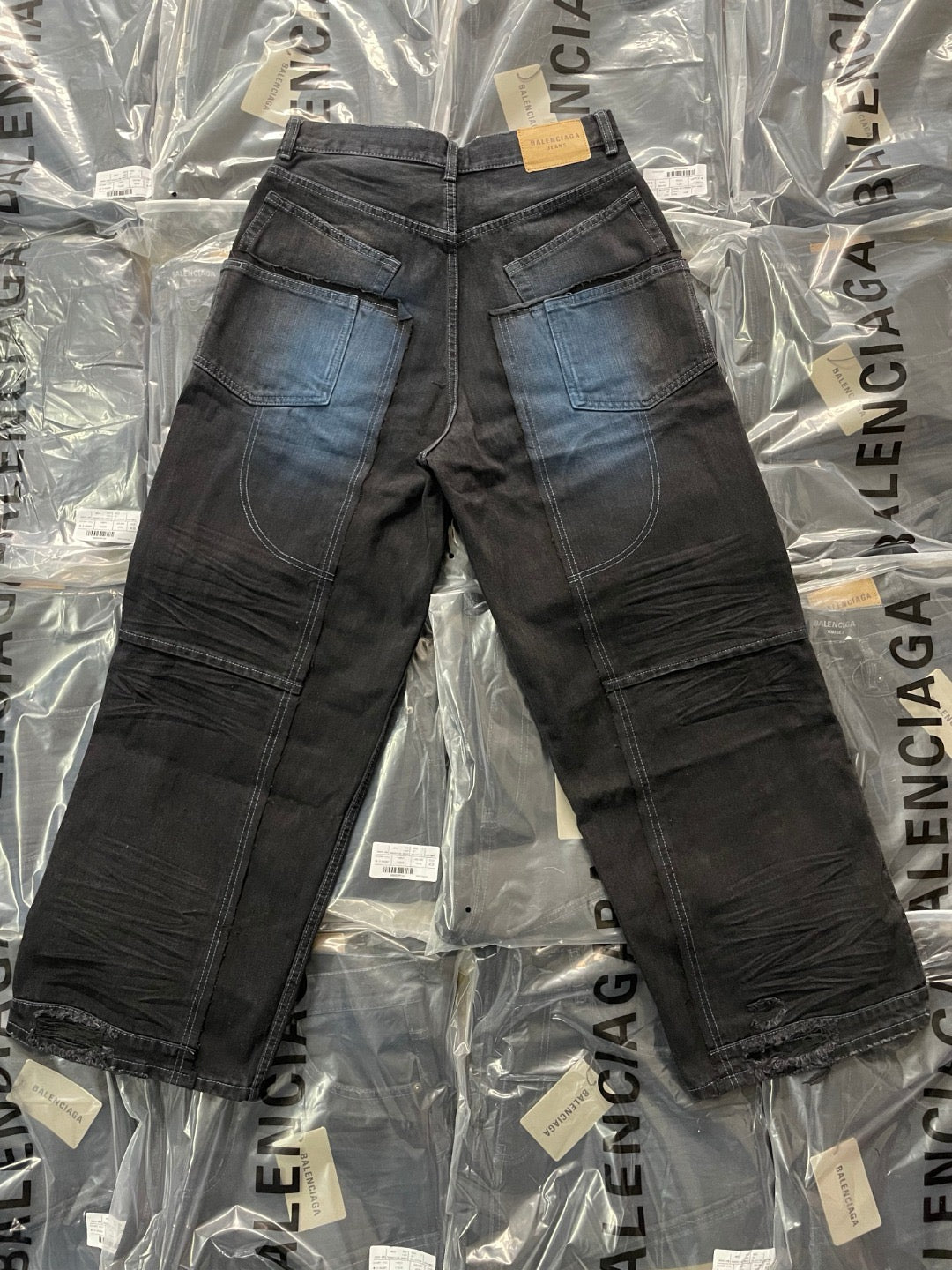Schwarz-blaue Hose