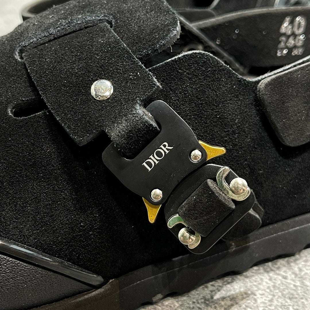 Schwarze, graue und cremefarbene Schuhe