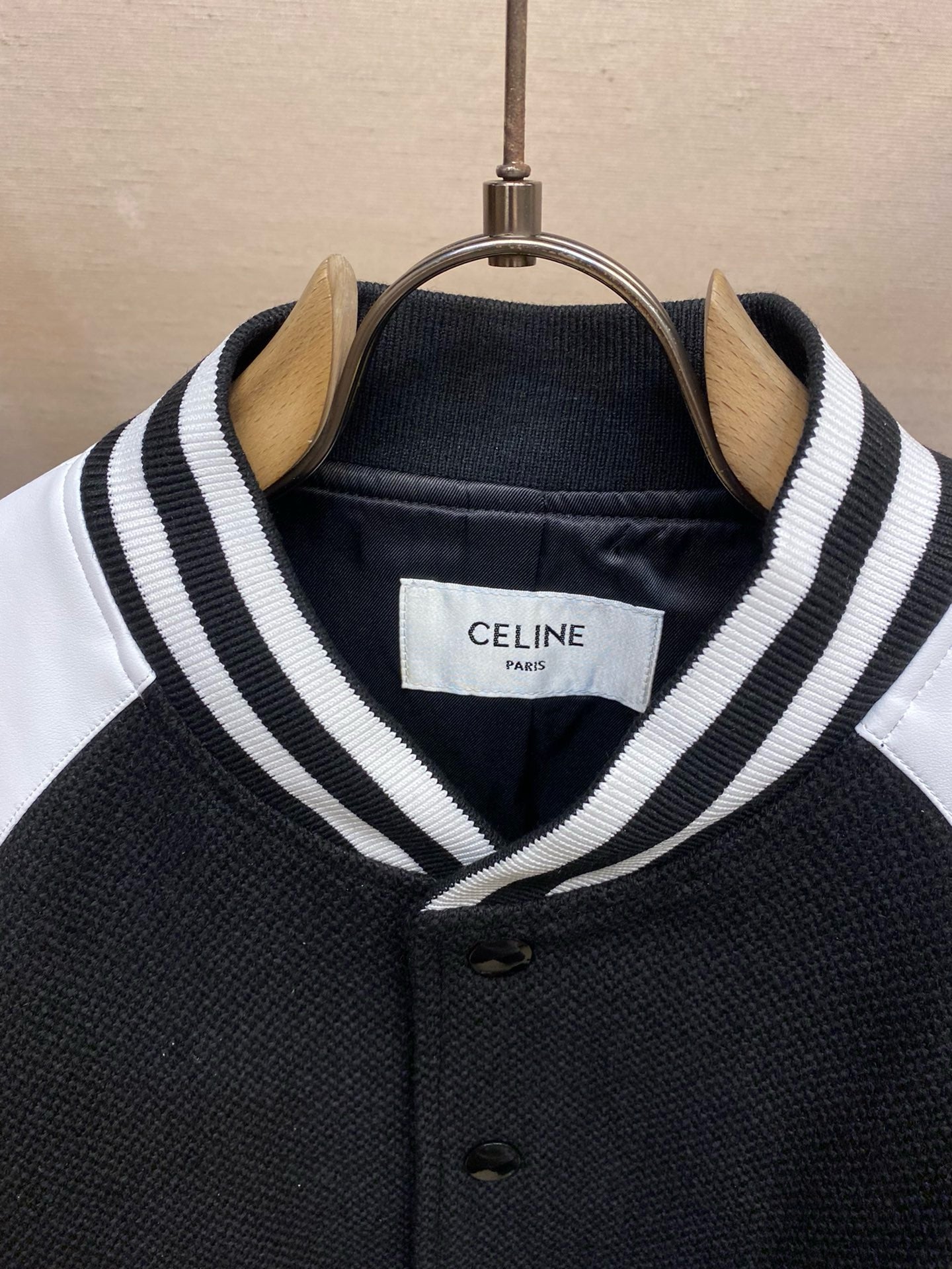 Chaqueta blanca y negra