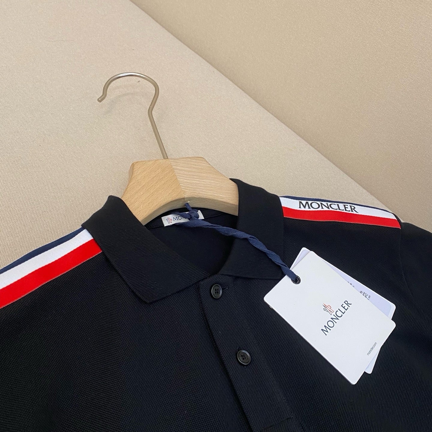 Camiseta blanca y negra