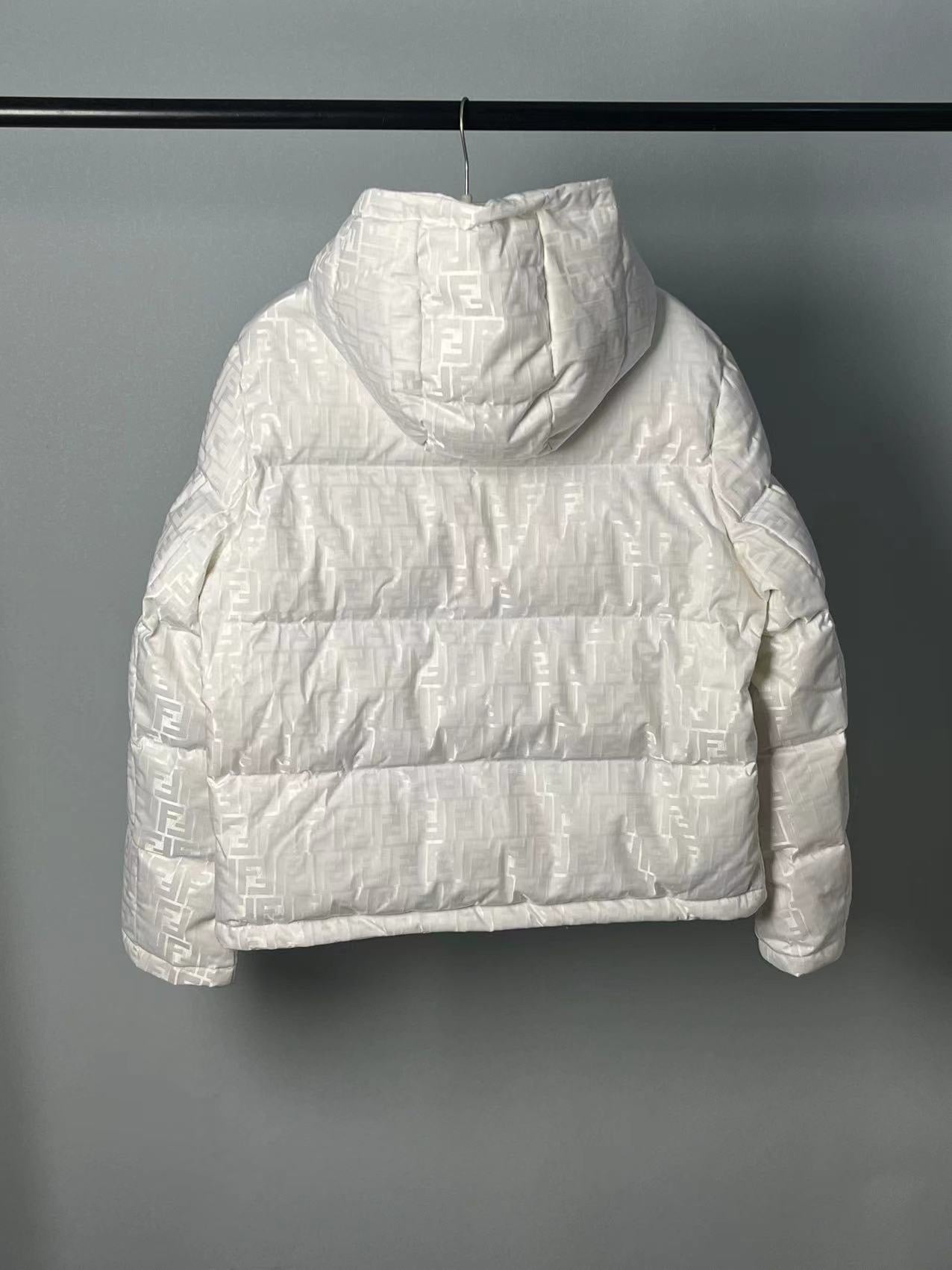 Chaqueta negra, blanca y marrón