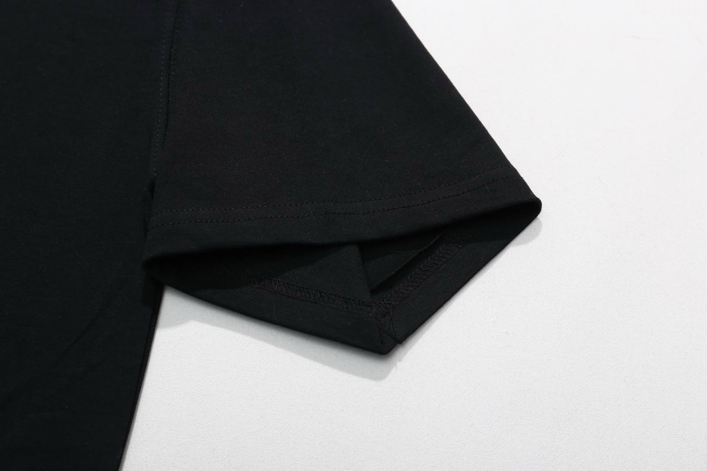 Weißes und schwarzes T-Shirt