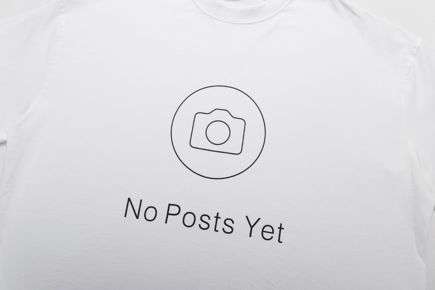 Weißes und schwarzes T-Shirt