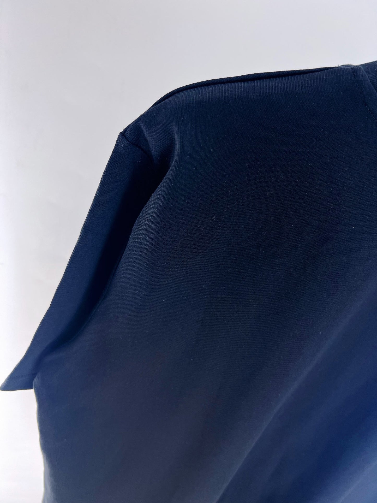 Blaues und gelbes T-Shirt